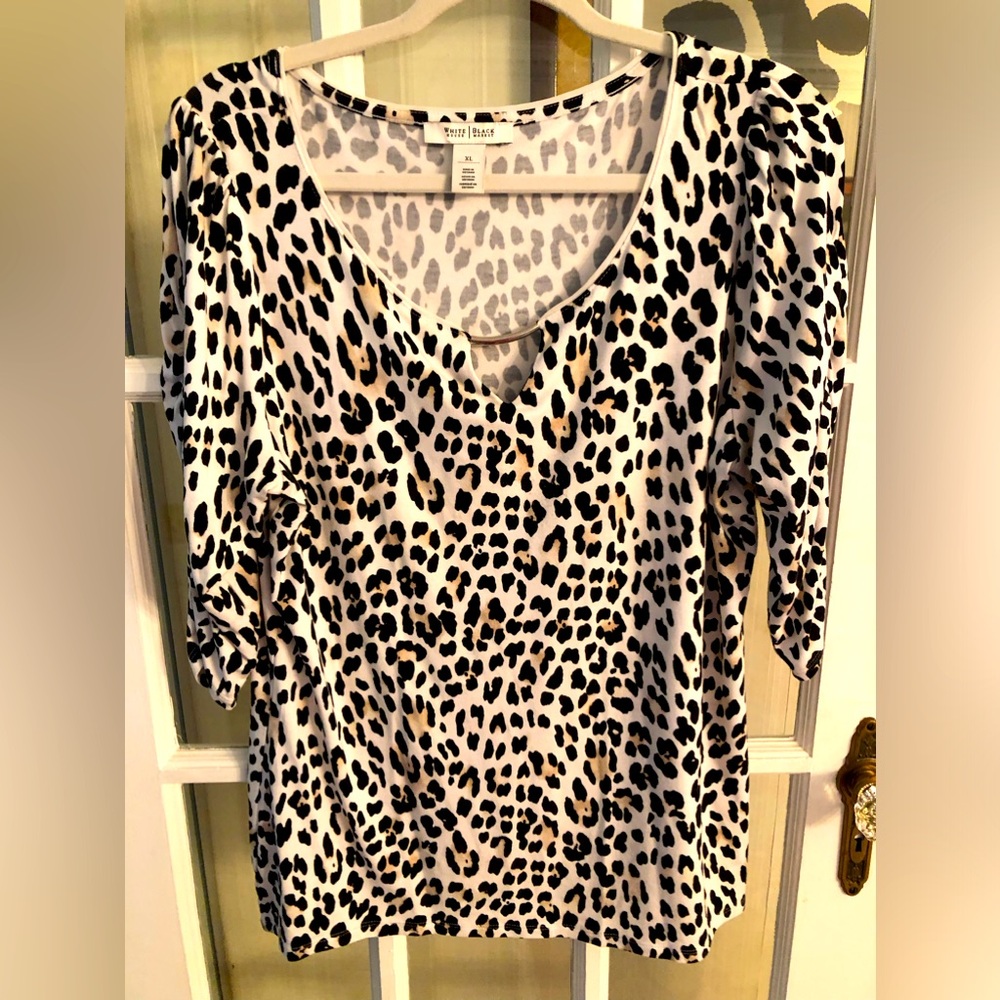 WHITE HOUSE BLACK MARKET ANIMAL PRINT TOP EUC